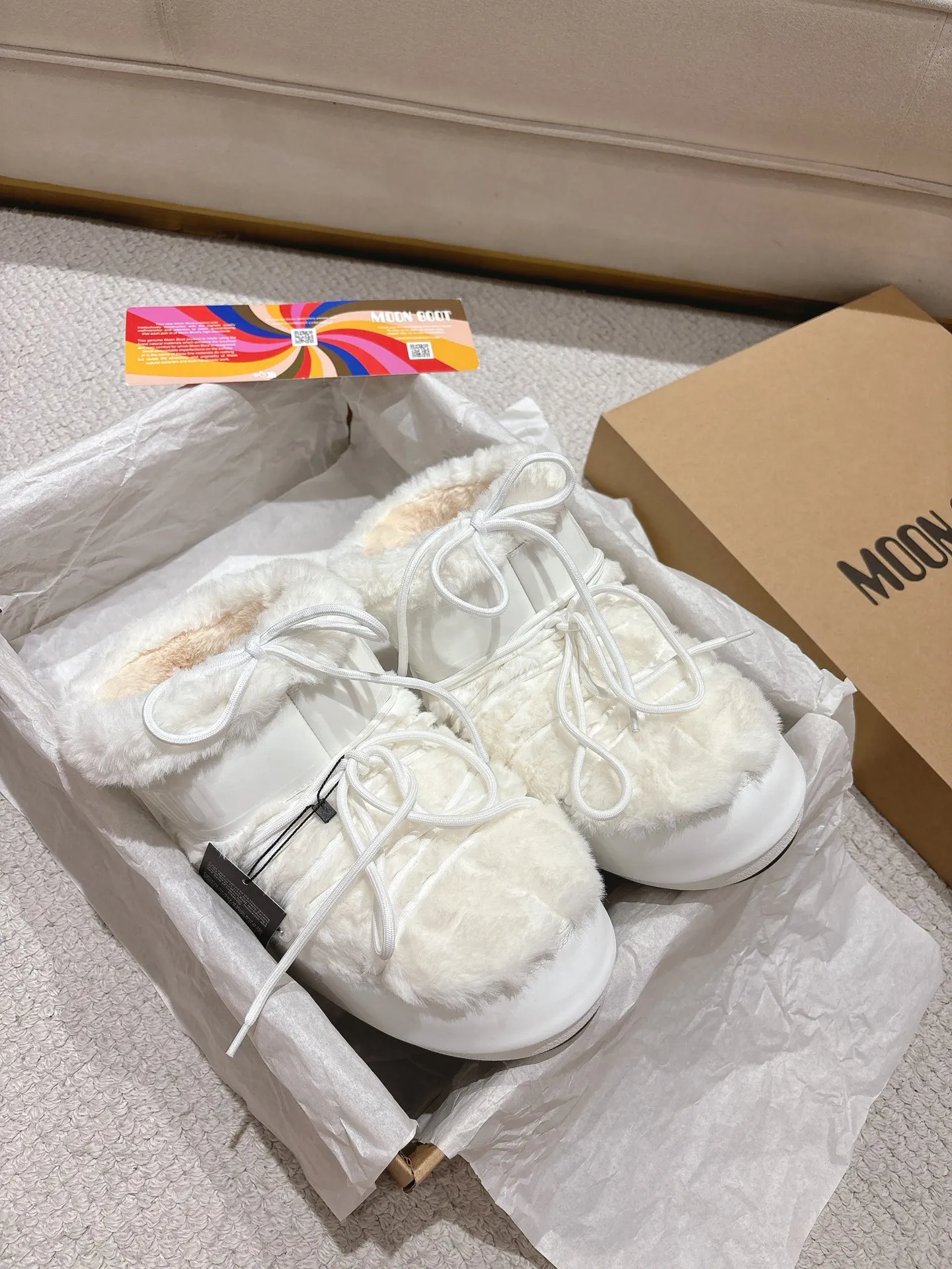 p660 [Exclusive top quality | New upgraded version] ✨A must-buy in winter 2025! Moon Boot moon snow boots - the ultimate warm weapon for fashionistas ❄️ Forget UGG! This winter🔥The "ugly Big Mac" that dominates the streets is here~ 👢The same Y2K retro style from Paris Hilton and Beckham is back! 4cm taller inside ✨ Invisible leg lift · Extremely slimming 👌 Fluffy and soft but not bloated, instantly show off your sense of style when put on your feet 🦋 The same style for both men and women | Can be worn by both men and women | Regardless of left or right foot!  ❄️Maximum thermal insulation power｜No pressure for fun in the snow 💫Trendy style code｜Easily achieve the Millennial hot girl style Say goodbye to ordinary snow boots ~ This winter you need to be warm and rusty! 🌟 #MoonBoot snow boots #winter hot style #瞞小similar style #millennium style wear ❶Fabric: original custom/cowhide/woven wool/high mercerized waterproof cloth ❷Inner: original 100% silk cotton liner ❸Feet: original 100% silk cotton liner ❹Outsole: original molded two-color non-slip outsole ❺Sole thickness: 4cm (including inner**) ❻Number of codes: 35-40 (41. Customized) ❼Packaging: Original full set of packaging ☀Color: Official website updated simultaneously